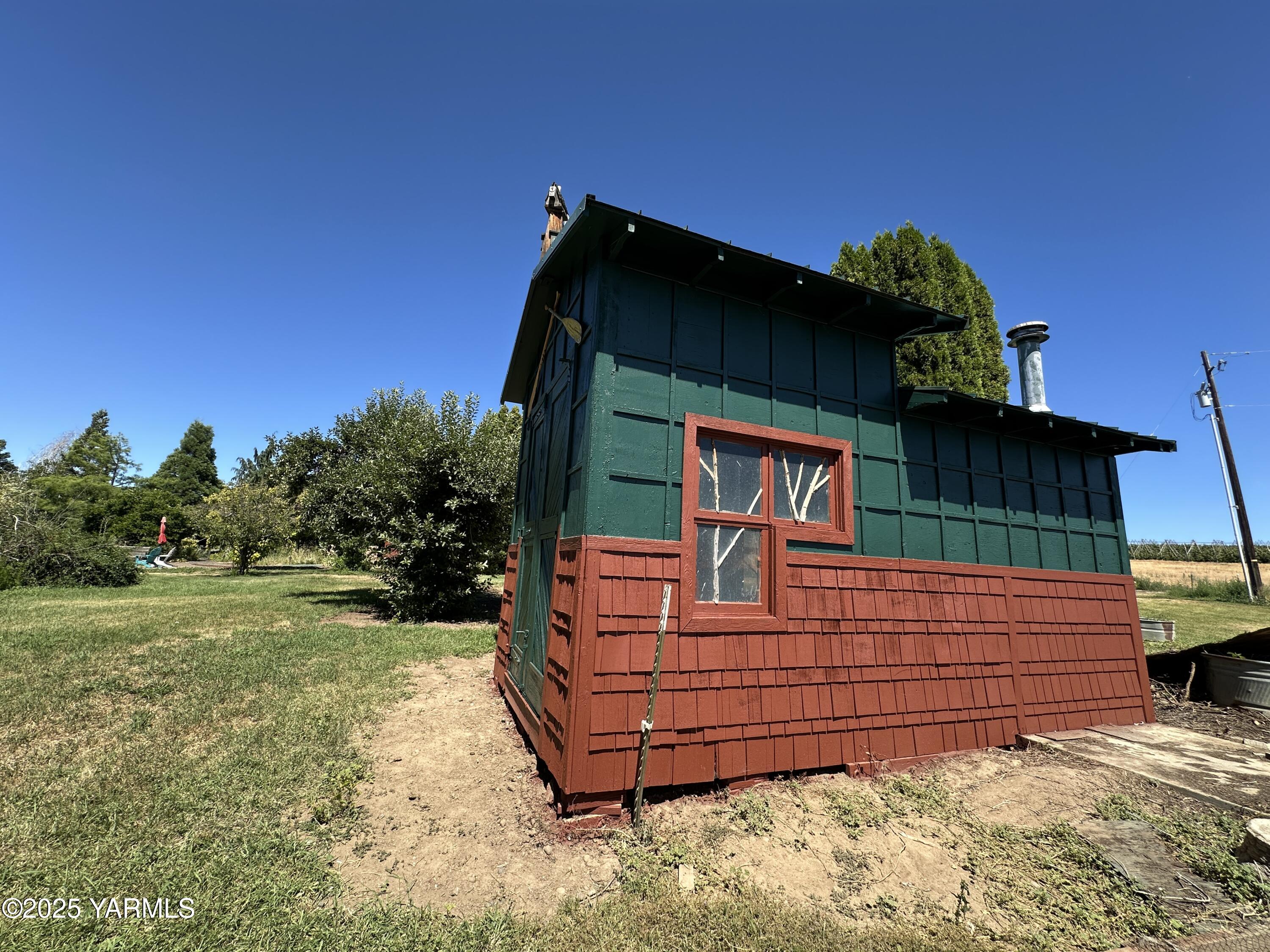 1465 Cook Road Yakima, WA 98908 - Photo 32 of 43 a front view of a house with garden
