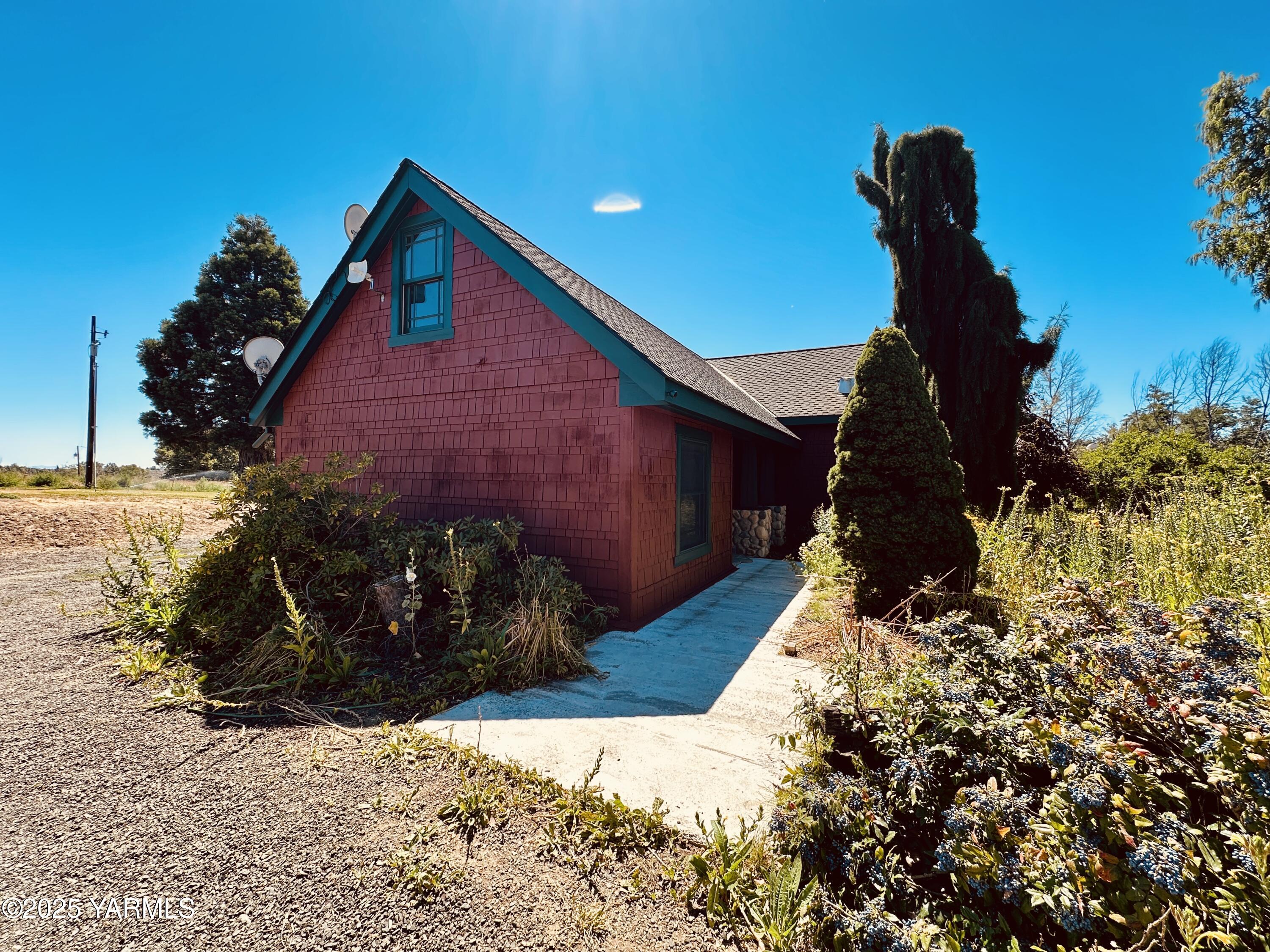 1465 Cook Road Yakima, WA 98908 - Photo 4 of 43 a view of a backyard of the house