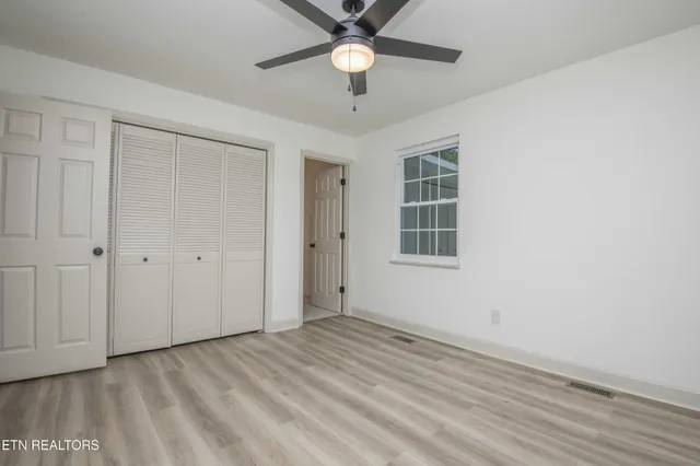 a view of empty room with ceiling fan