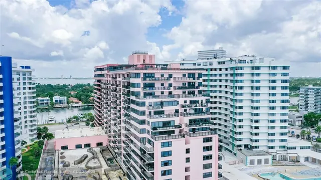 $3,950 | 5225 Collins Avenue, Unit 1417, Miami Beach, FL 33140