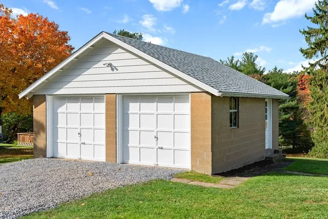 a view of front of a house with a yard