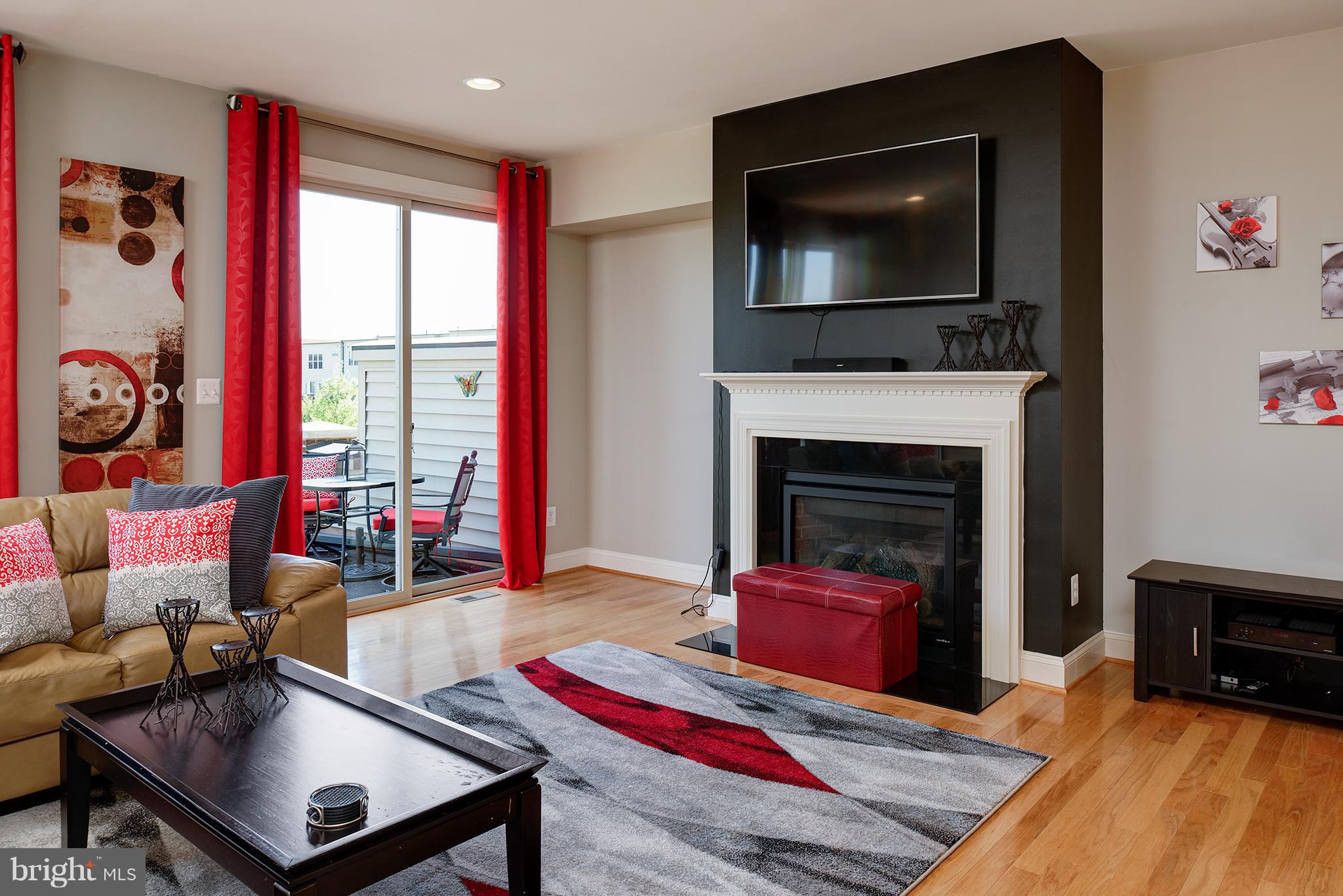 42264 Rhett Drive Ashburn, VA 20148 - Photo 8 of 26 Living Room
