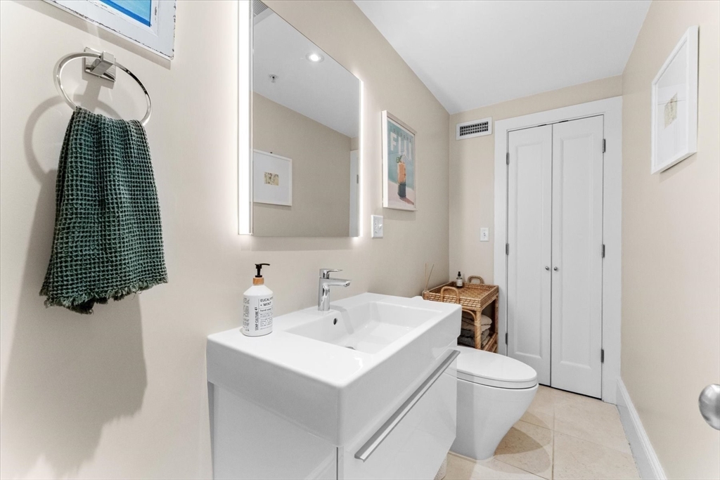 36 Commercial Wharf, Unit 2 Boston, MA 02110 - Photo 19 of 35