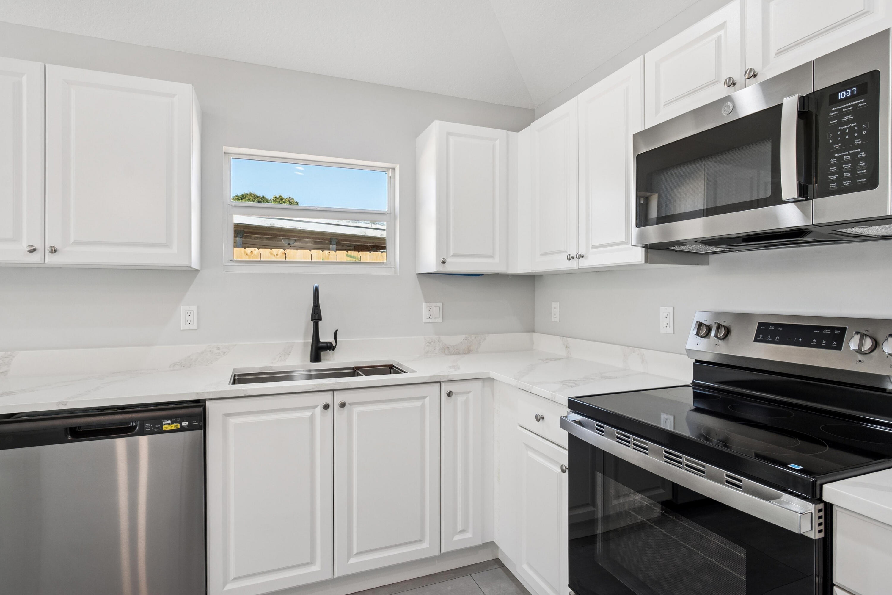5232 Southeast 55th Terrace Stuart, FL 34997 - Photo 6 of 29 4JS00693