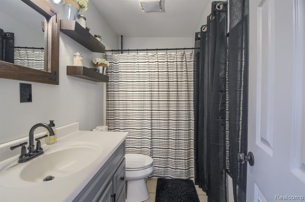 6508 Coldwater Road Flushing, MI 48433 - Photo 20 of 39