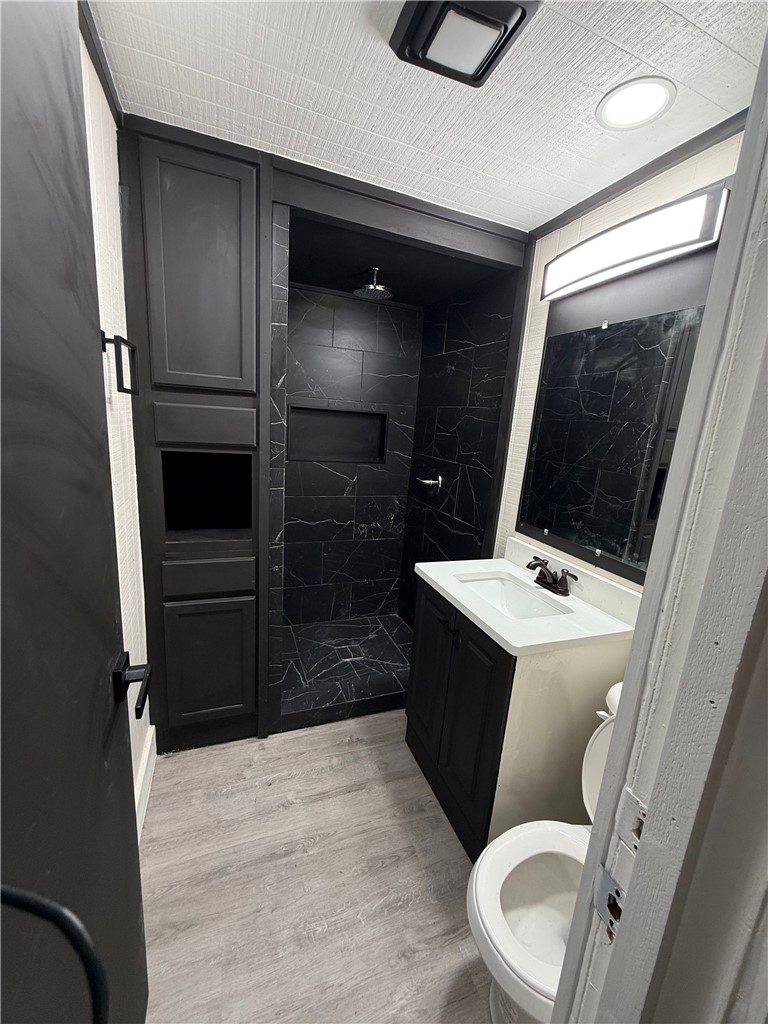 400 Austin Street George West, TX 78022 - Photo 7 of 23 a bathroom with a toilet sink and tub