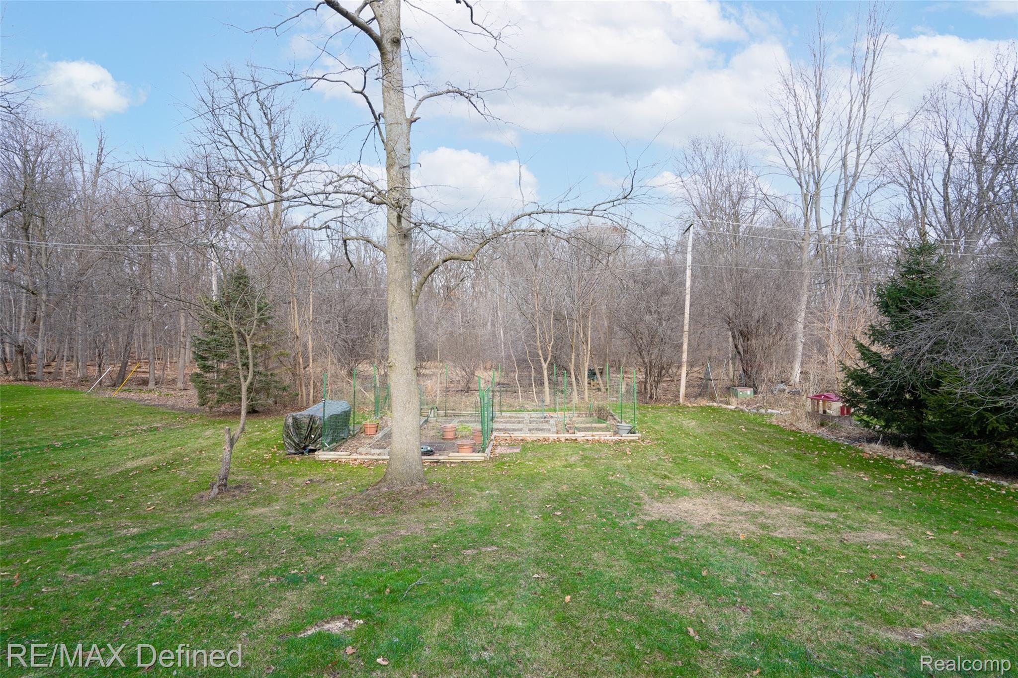 1576 North Fairview Lane Rochester, MI 48306 - Photo 13 of 30 Gorgeous Yard!!