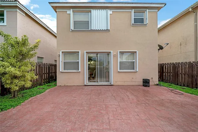 a view of an house with backyard and garden
