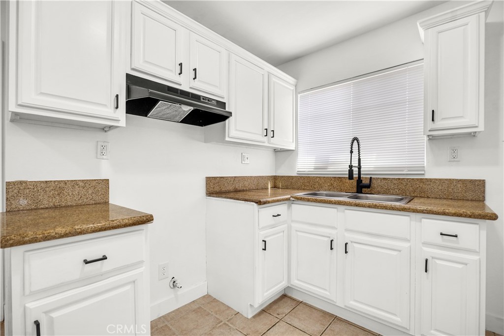 125 West Tichenor Street Compton, CA 90220 - Photo 10 of 25 Unit A Kitchen