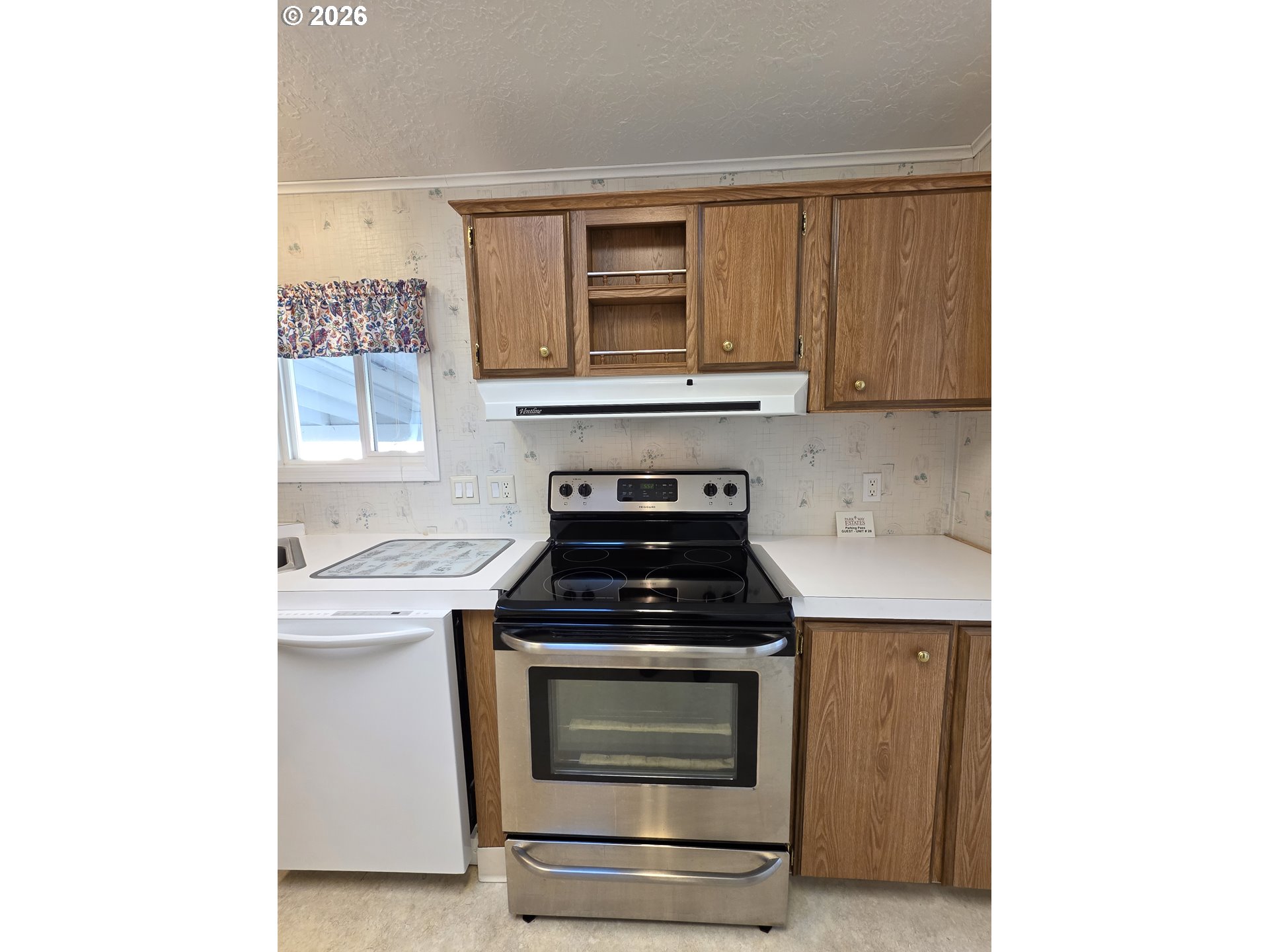 15768 Southeast Powell Boulevard, Unit 28 Portland, OR 97236 - Photo 16 of 42 a kitchen with a stove and a microwave