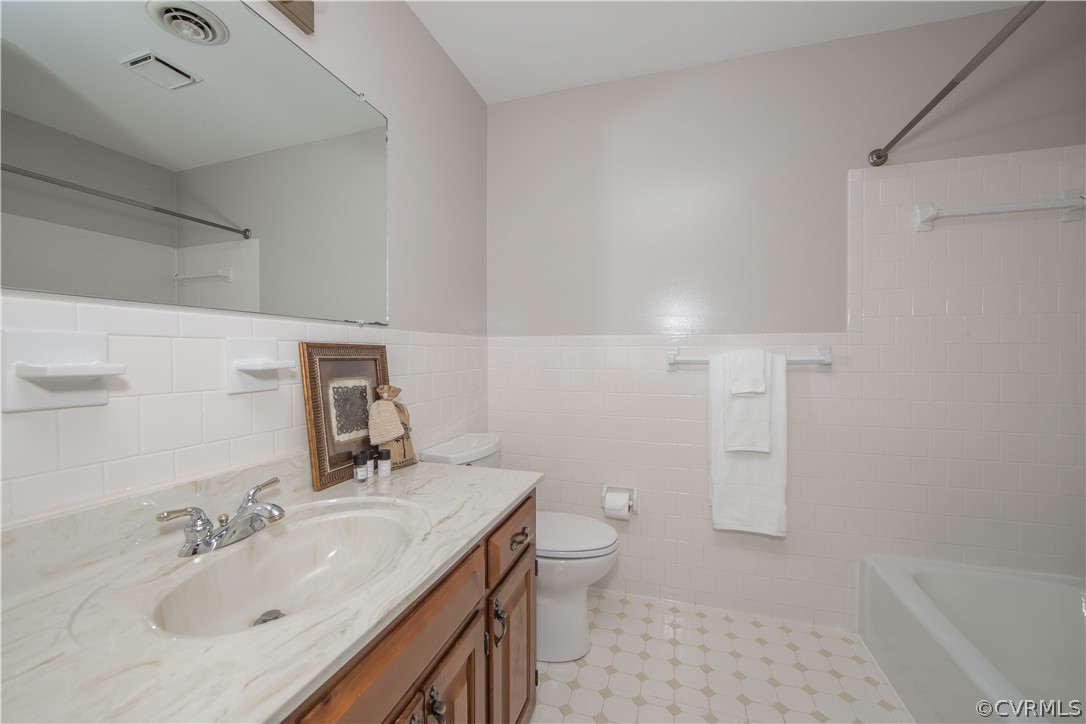 12905 Rivers Bend Road Chester, VA 23836 - Photo 22 of 27 The hall bathroom offers a neutral palette.
