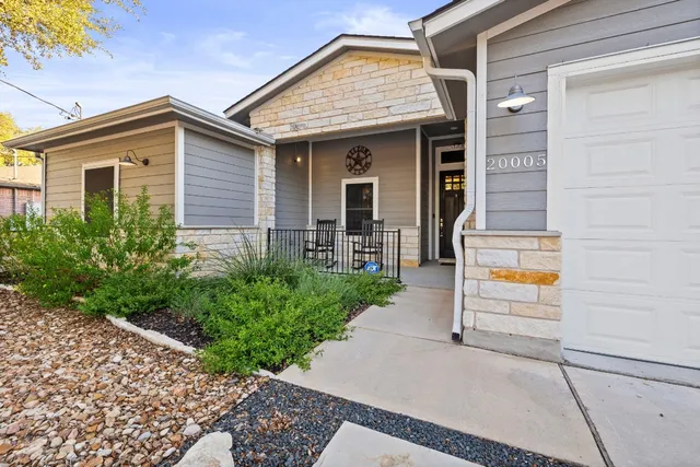 a view of a house with backyard
