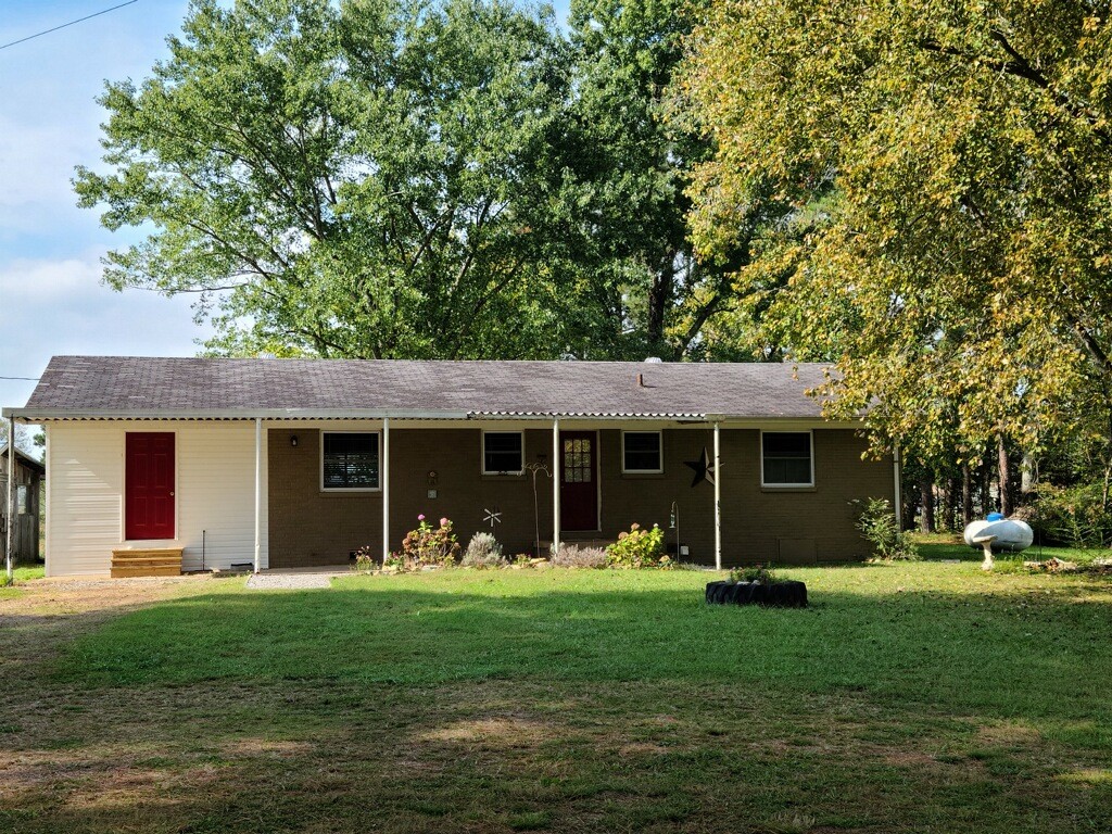 26 Morris Road Leoma, TN 38468 - Photo 1 of 13 a front view of house with yard and green space