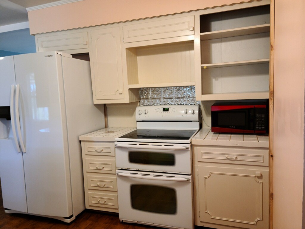 26 Morris Road Leoma, TN 38468 - Photo 11 of 13 a kitchen with a stove and a refrigerator