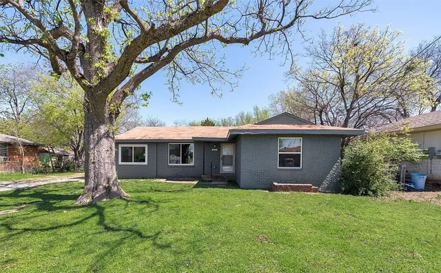 a view of house with a yard