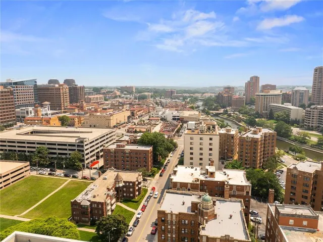 $230,000 | 807 West 48th Street, Unit 404, Kansas City, MO 64112