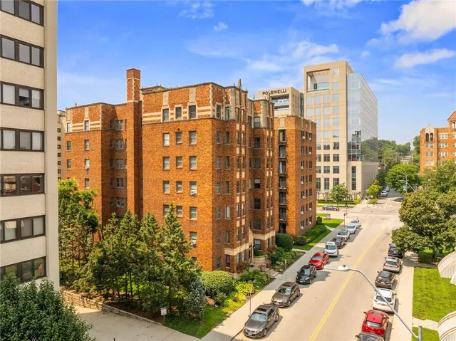 $230,000 | 807 West 48th Street, Unit 404, Kansas City, MO 64112