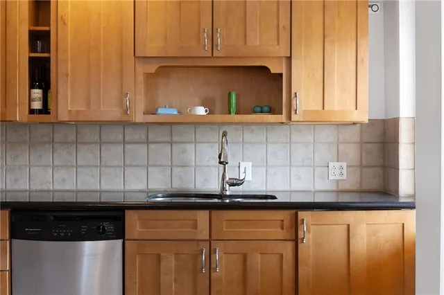 $230,000 | 807 West 48th Street, Unit 404, Kansas City, MO 64112