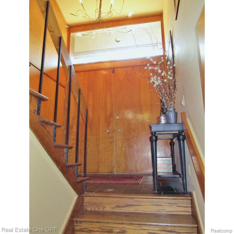 498 Barrington Road Grosse Pointe, MI 48230 - Photo 5 of 31 498 Barrington _5.jpg