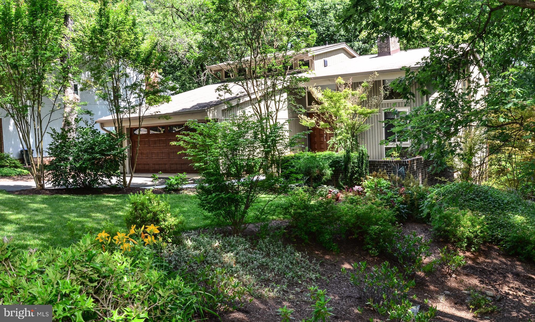 10920 Thanlet Lane Reston, VA 20190 - Photo 2 of 30 Gorgeous Side Garden.