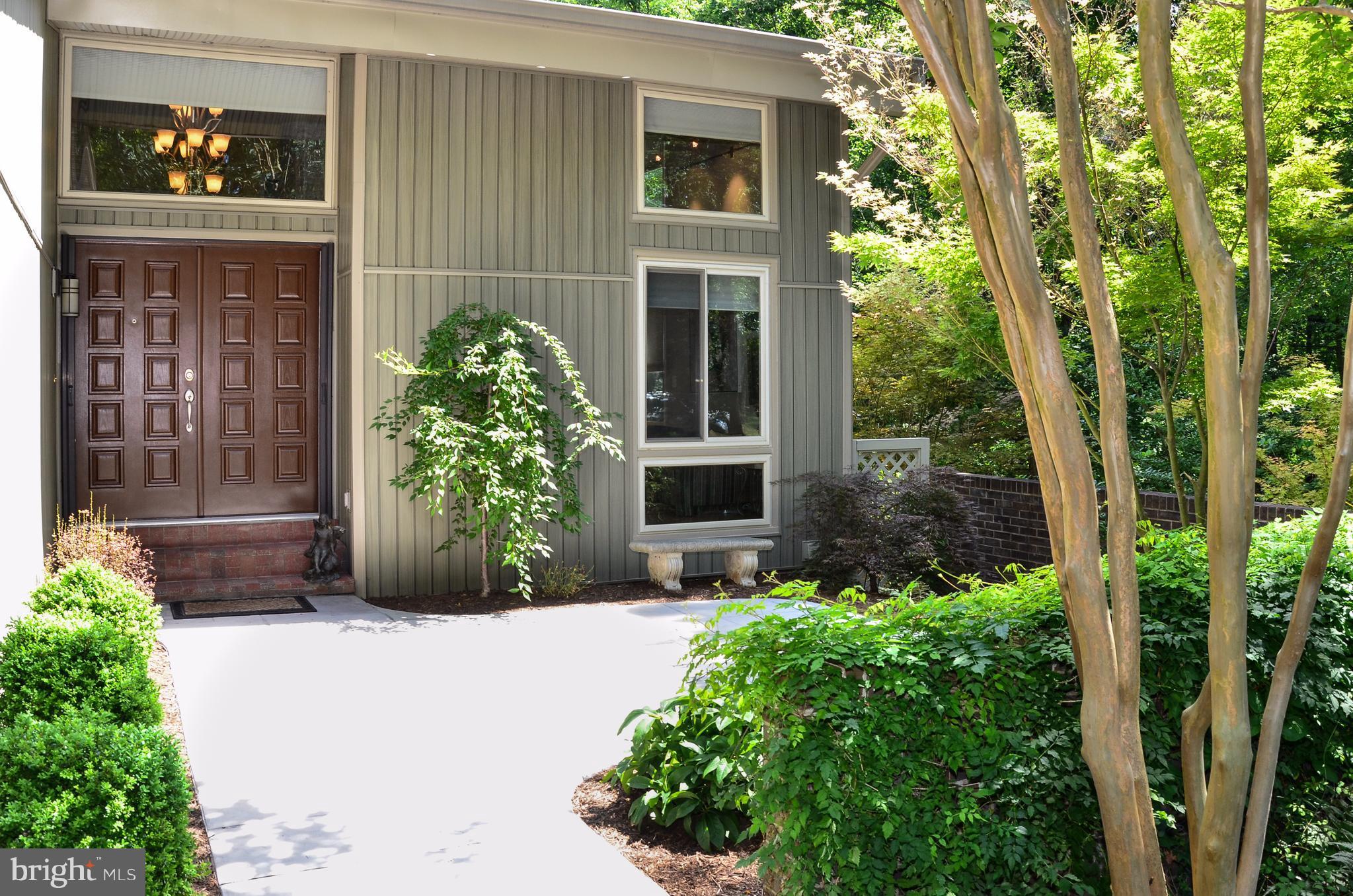 10920 Thanlet Lane Reston, VA 20190 - Photo 3 of 30 Inviting Entry.