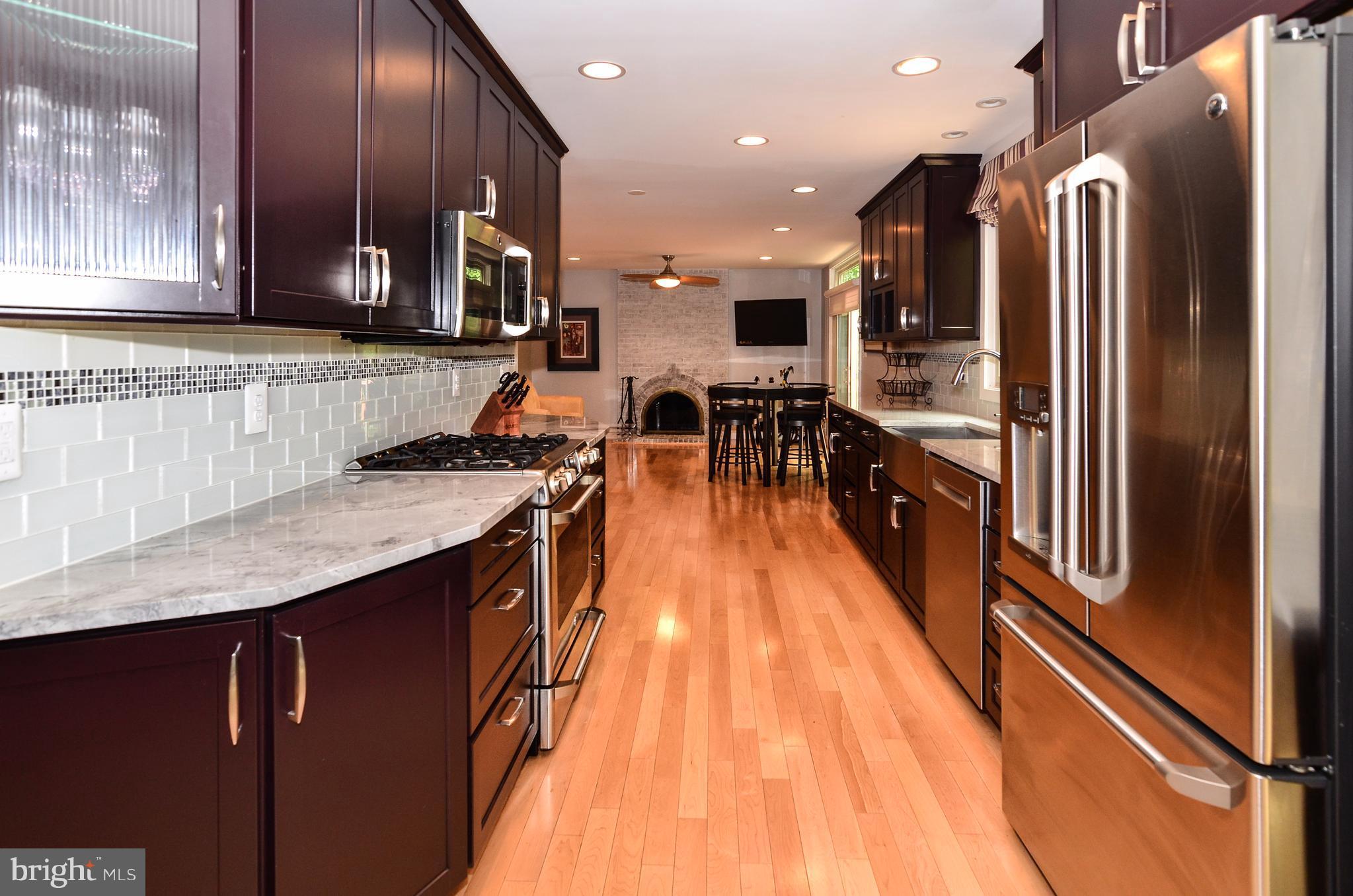 10920 Thanlet Lane Reston, VA 20190 - Photo 9 of 30 Gourmet Kitchen w/SS & Quartz.