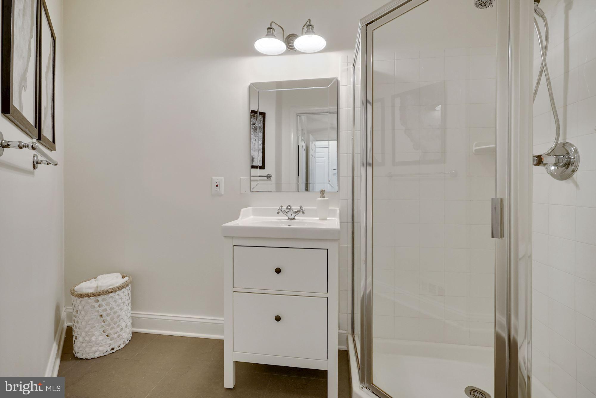 100 Chimney Ridge Place Sterling, VA 20165 - Photo 30 of 69 Main lvl Full Bathroom