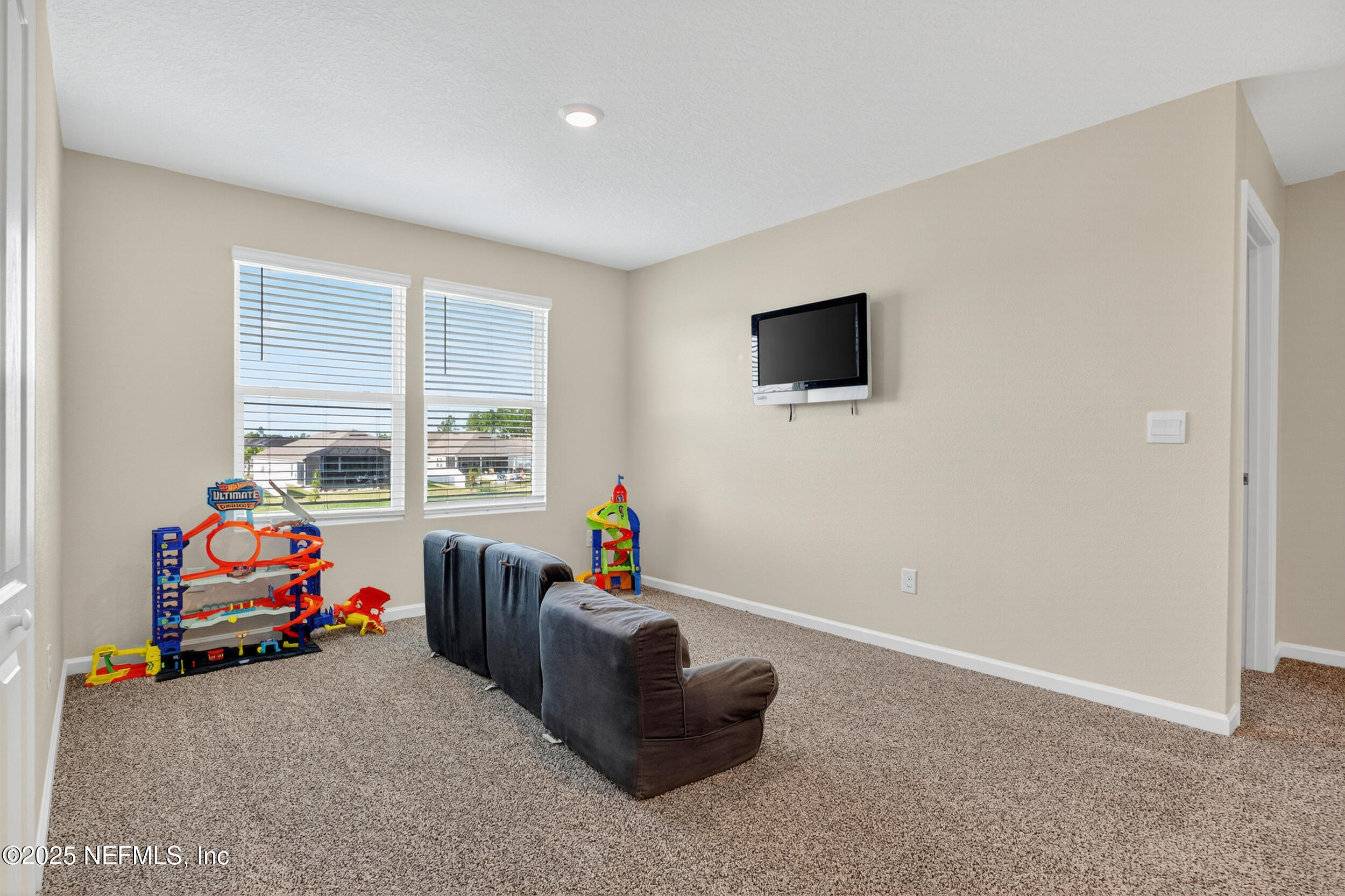 125 Hulett Wds Road Palm Coast, FL 32137 - Photo 20 of 40 a living room with furniture and a flat screen tv