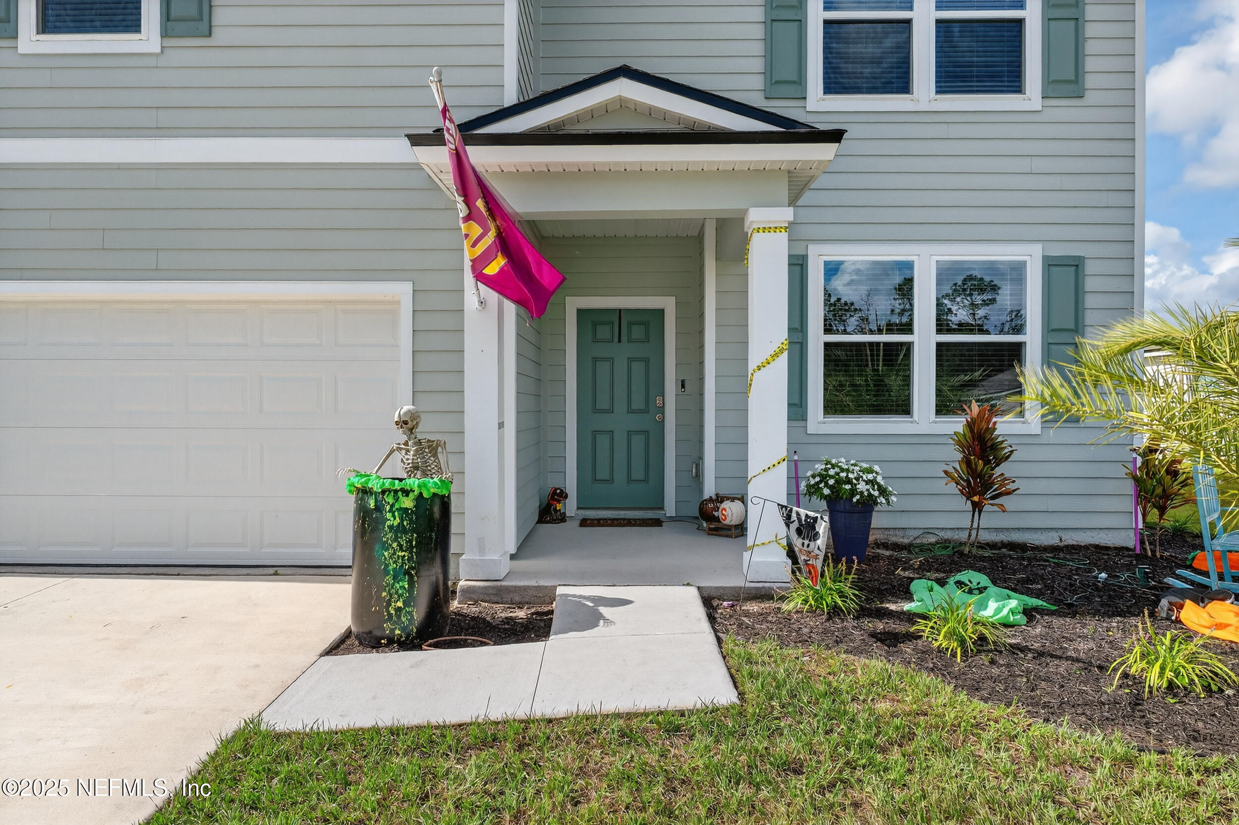 125 Hulett Wds Road Palm Coast, FL 32137 - Photo 3 of 40 a front view of a house with garden