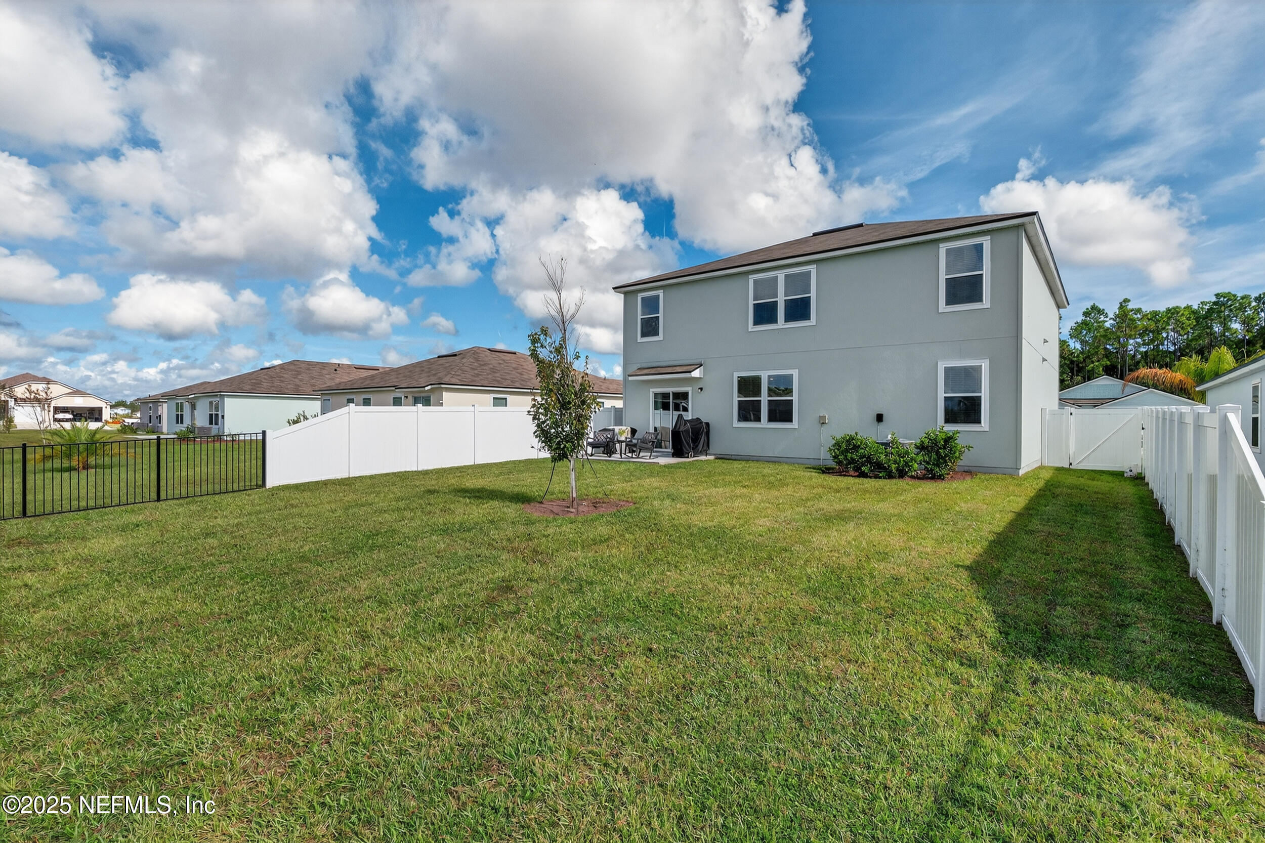 125 Hulett Wds Road Palm Coast, FL 32137 - Photo 36 of 40 a front view of a house with garden