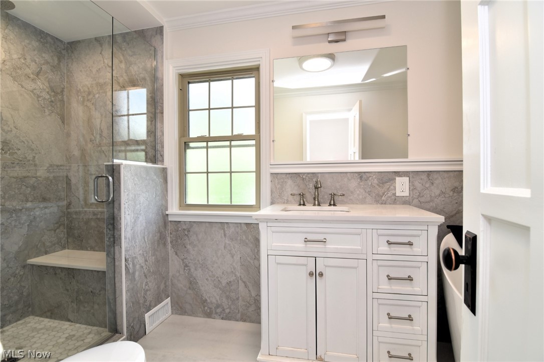 2564 Fenwick Road Cleveland, OH 44118 - Photo 29 of 46 Newer Full Bath on the Second Level