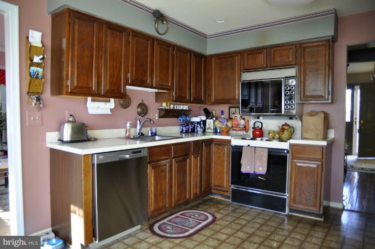 8813 Shadowlake Way Springfield, VA 22153 - Photo 22 of 30 Kitchen
