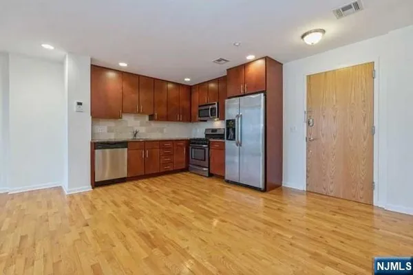 $2,800 | 17 Meadow Road, Unit 104, Rutherford, NJ 07070