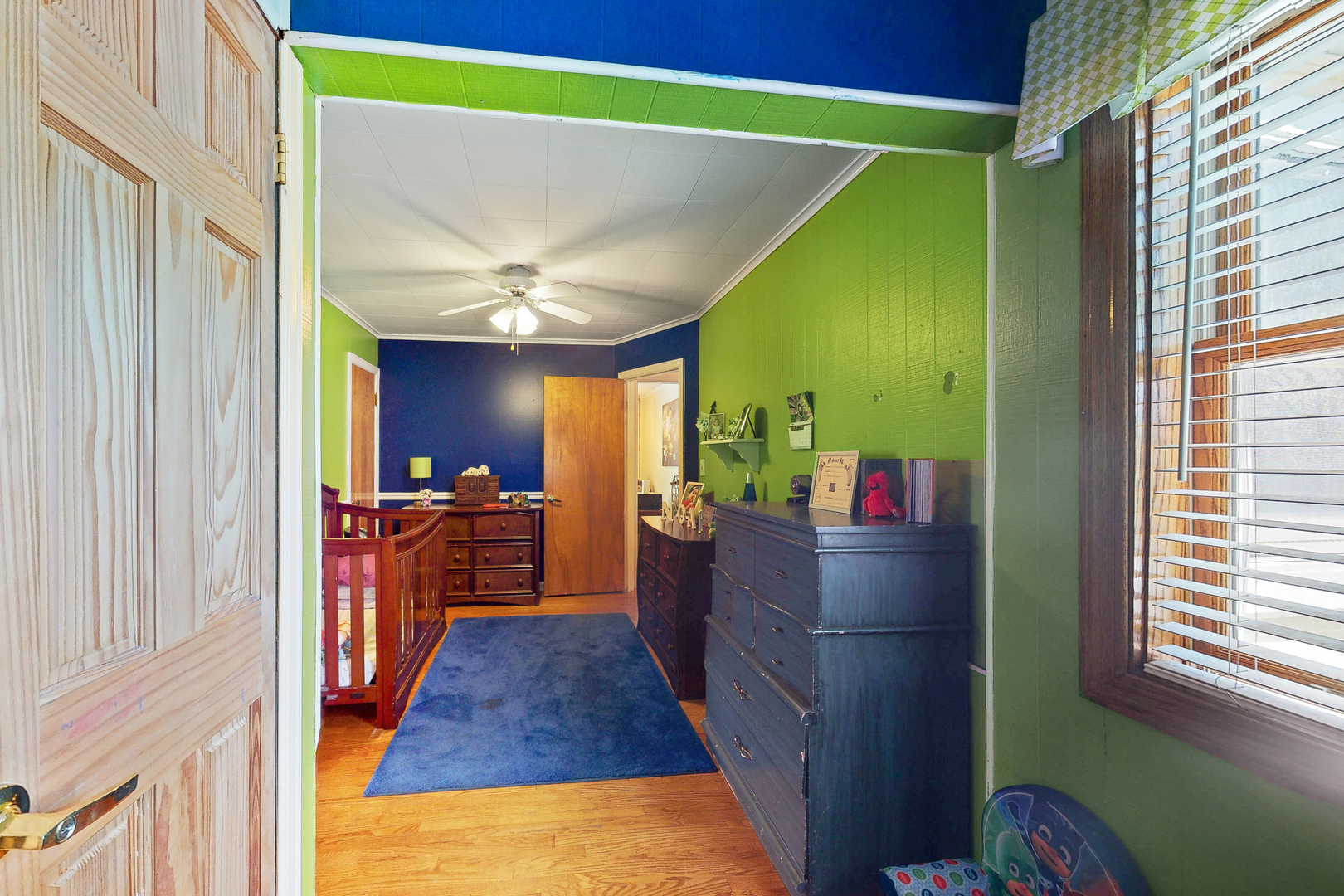 1305 Wayne Drive Des Plaines, IL 60018 - Photo 17 of 25 a living room with furniture and a large window