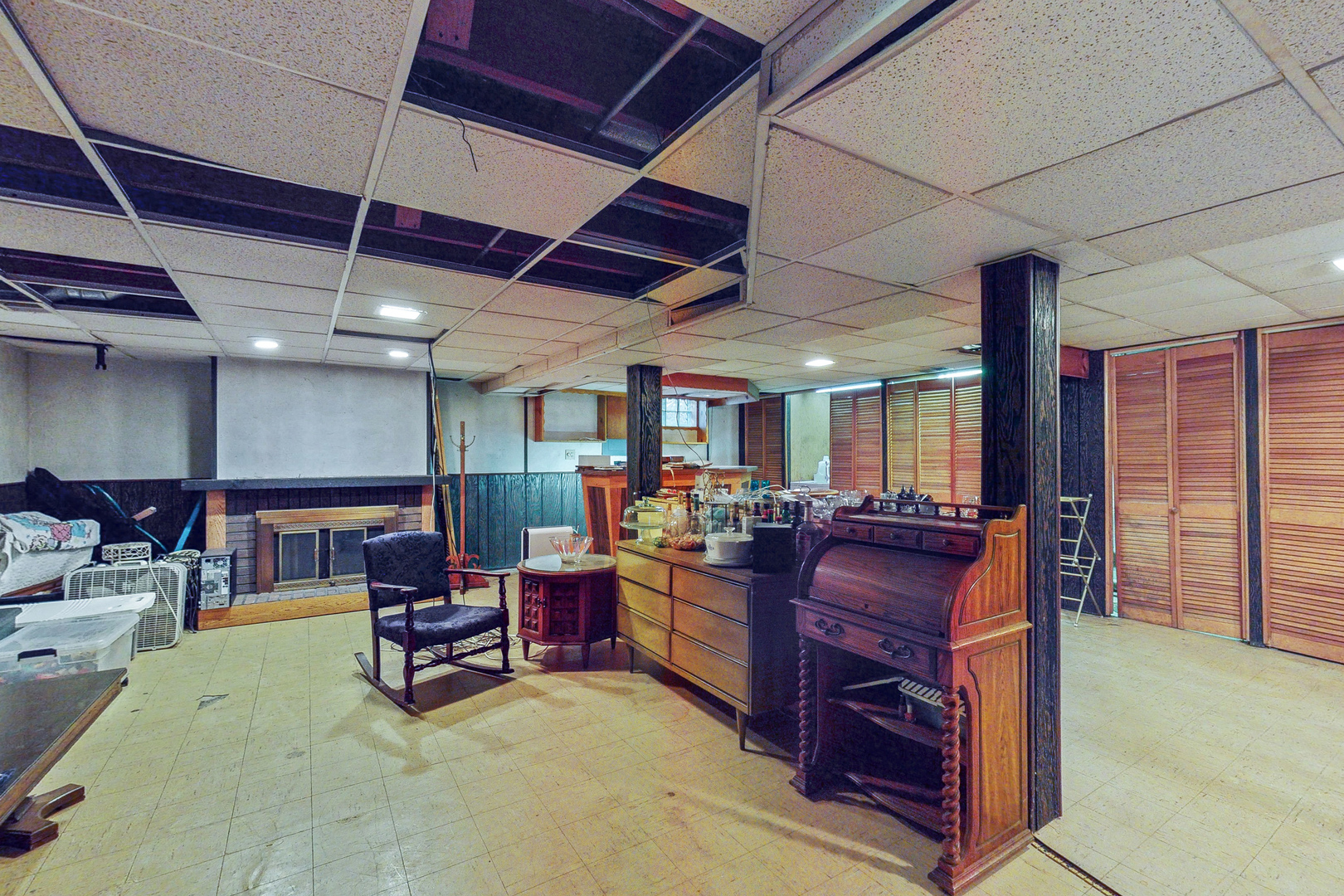 1305 Wayne Drive Des Plaines, IL 60018 - Photo 20 of 25 a room with furniture