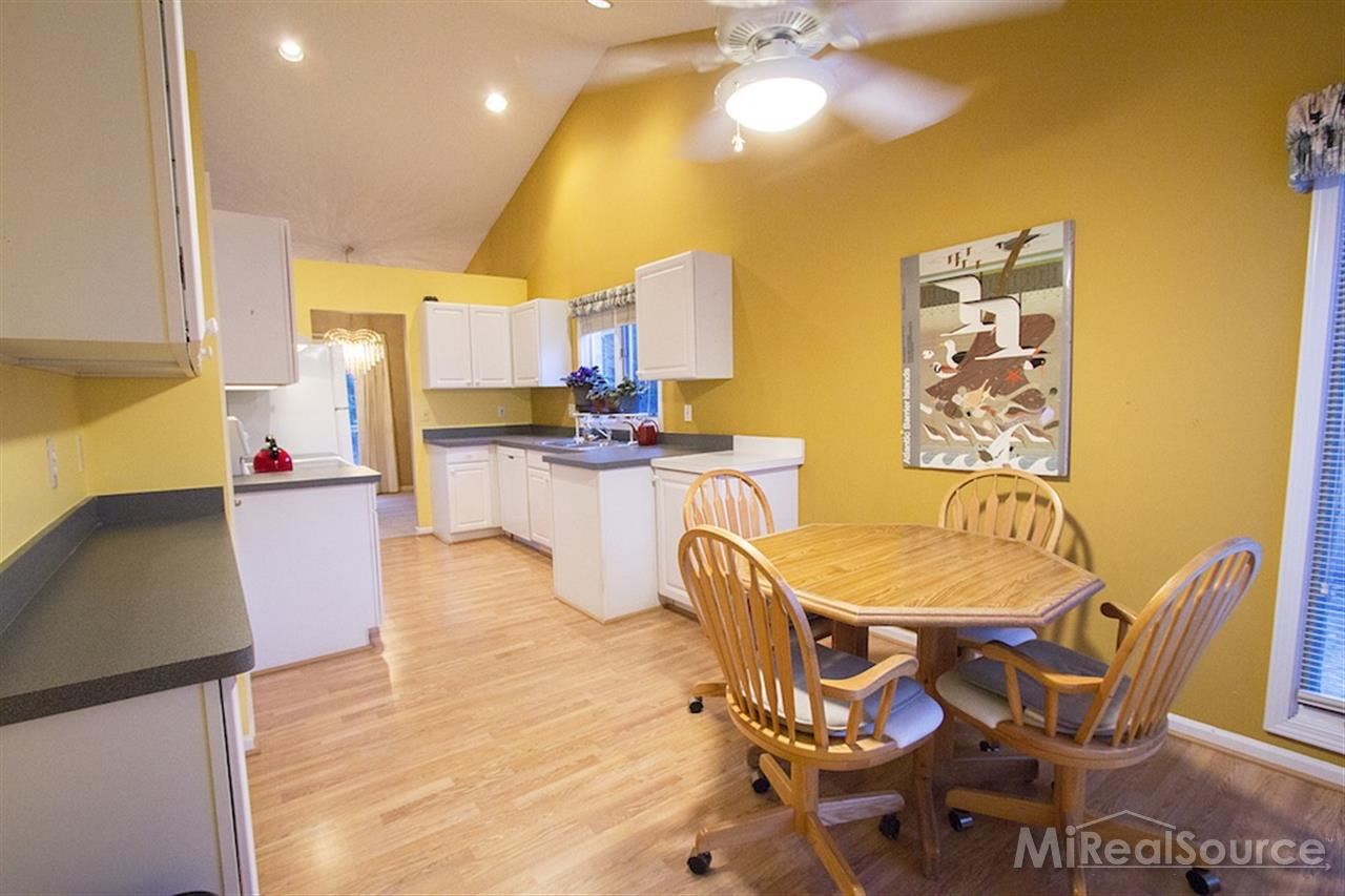 22310 River Ridge Trail Farmington, MI 48335 - Photo 8 of 25 31186319-7.JPG