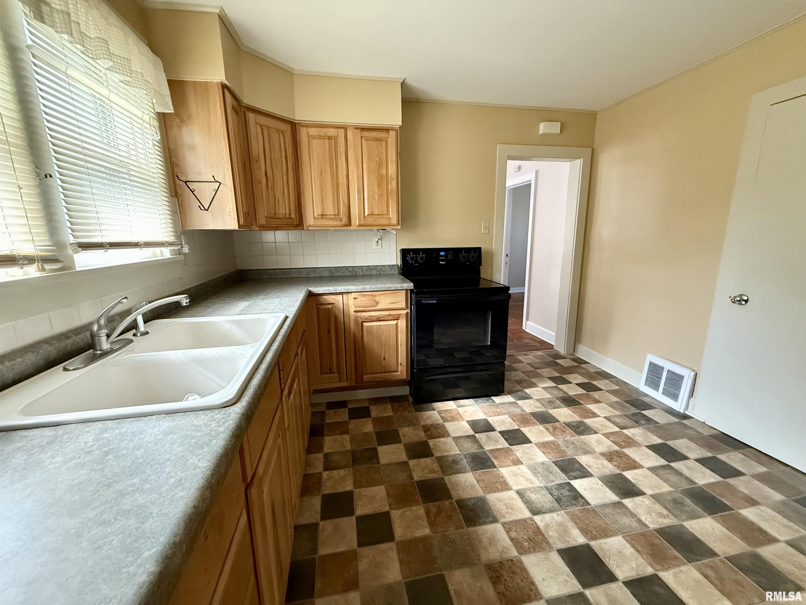 435 3rd Avenue North Clinton, IA 52732 - Photo 11 of 16