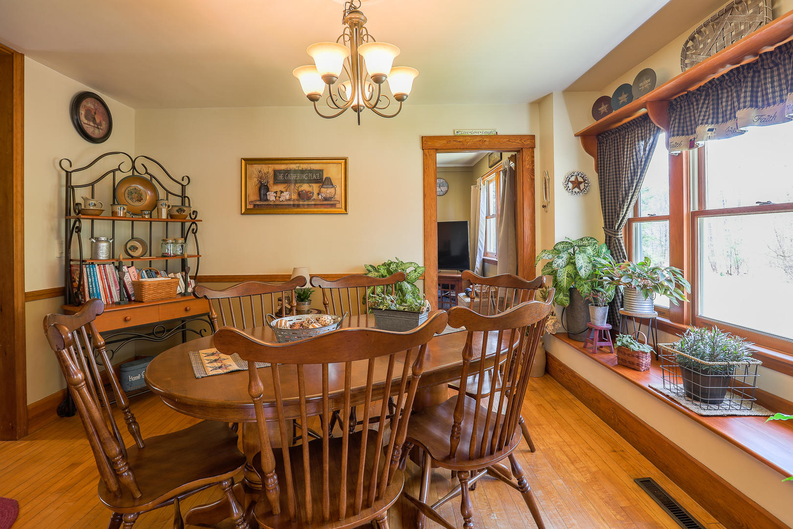 607 Kennebec Road Hampden, ME 04444 - Photo 25 of 39 diningroom1