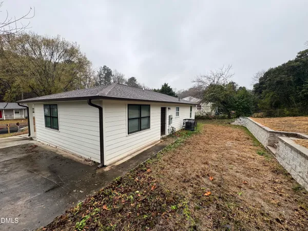 a view of a house with a backyard