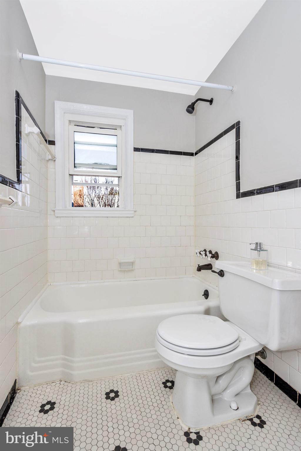 327 Radnor Road Baltimore, MD 21212 - Photo 35 of 51 Hall bathroom