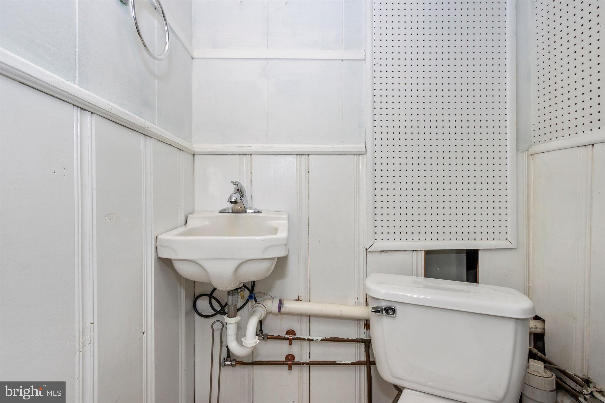 327 Radnor Road Baltimore, MD 21212 - Photo 40 of 51 Lower level half bath