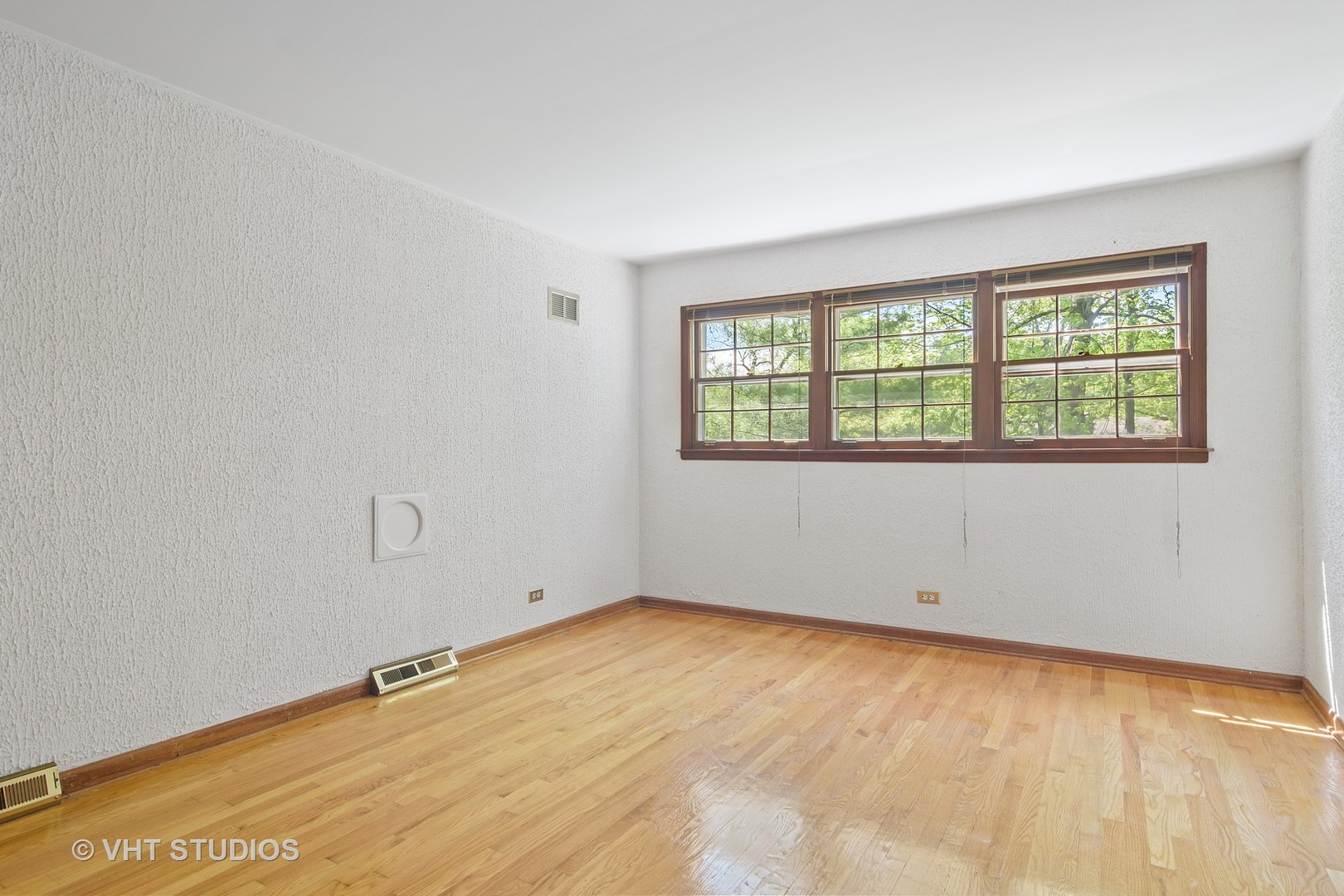 227 Tall Trees Lane Rolling Meadows, IL 60008 - Photo 10 of 15 an empty room with a window