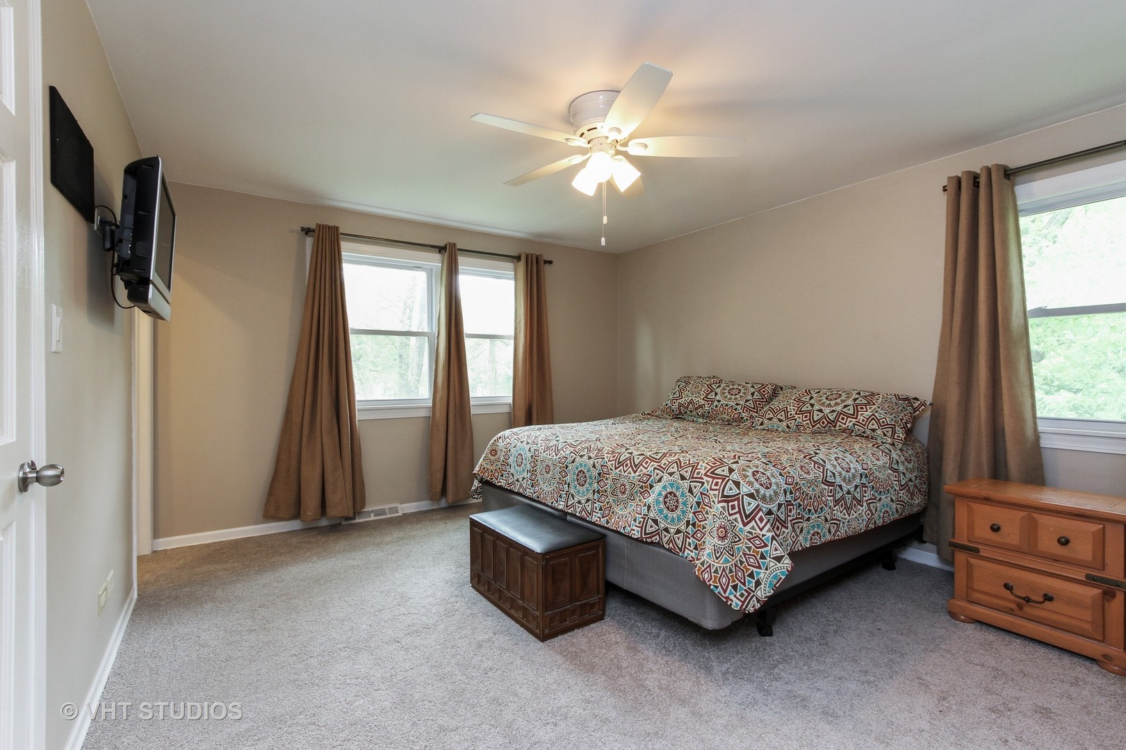127 Hickory Road Oakwood Hills, IL 60013 - Photo 13 of 28 a bed sitting in a room next to a window