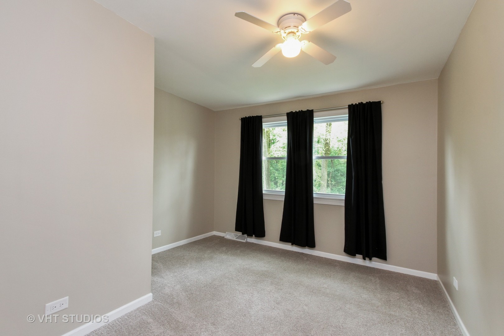 127 Hickory Road Oakwood Hills, IL 60013 - Photo 18 of 28 an empty room with windows and fan