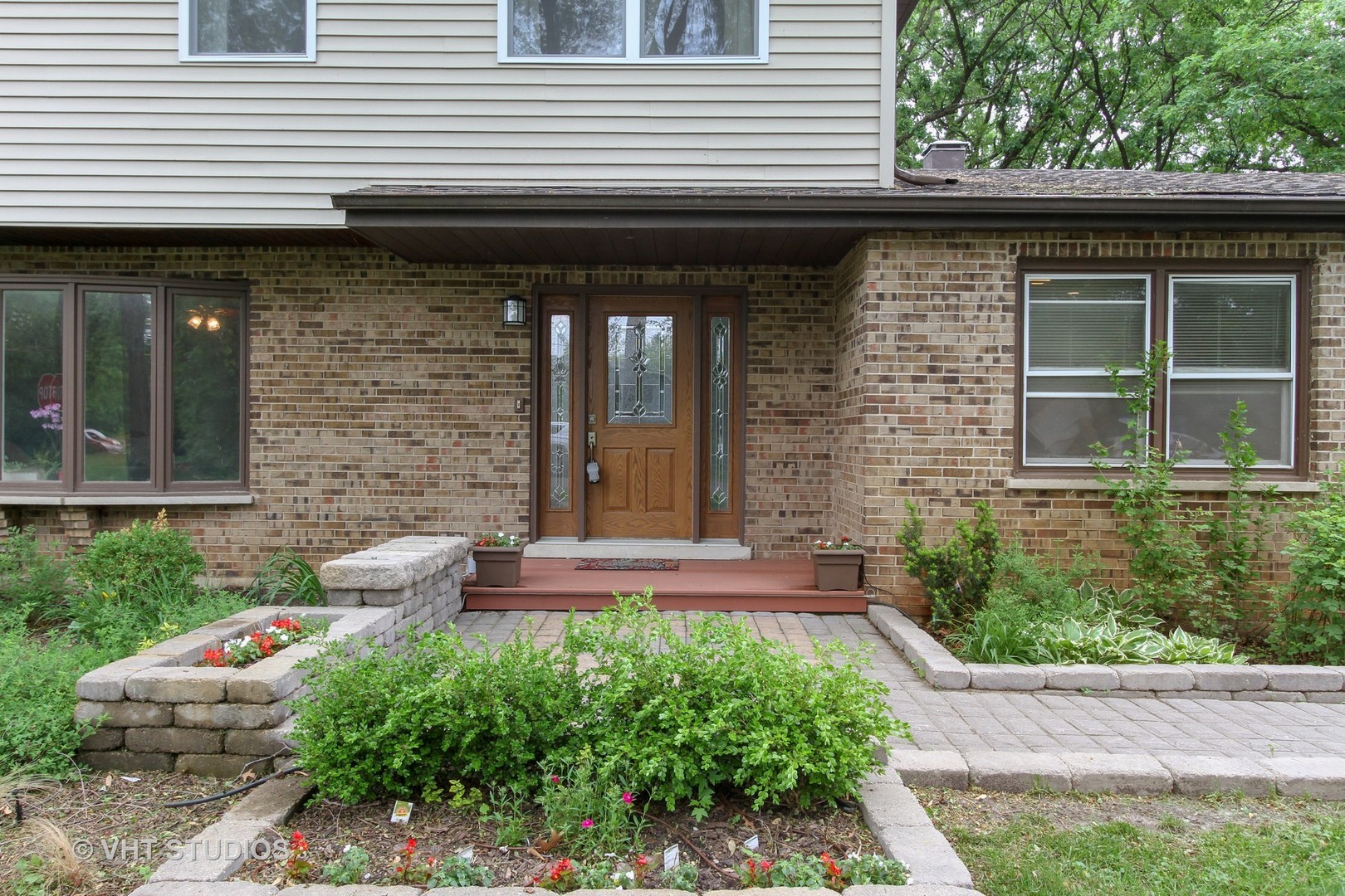 127 Hickory Road Oakwood Hills, IL 60013 - Photo 2 of 28 a front view of a house with garden