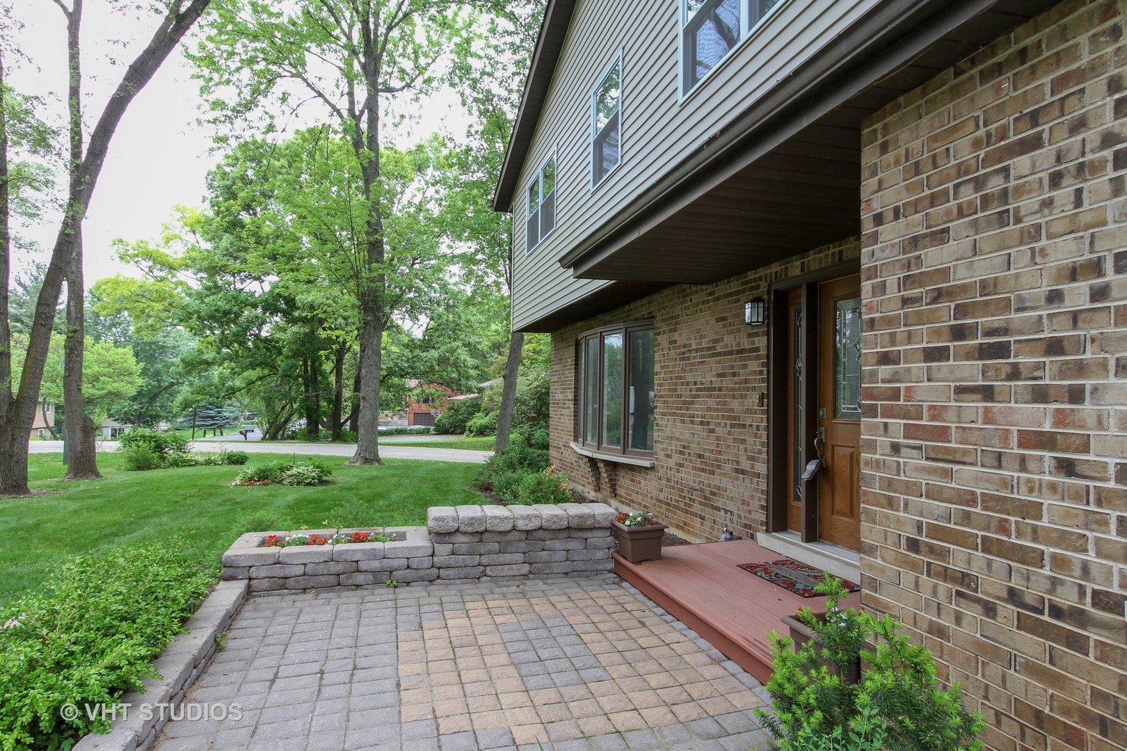 127 Hickory Road Oakwood Hills, IL 60013 - Photo 3 of 28 a front view of a house with garden