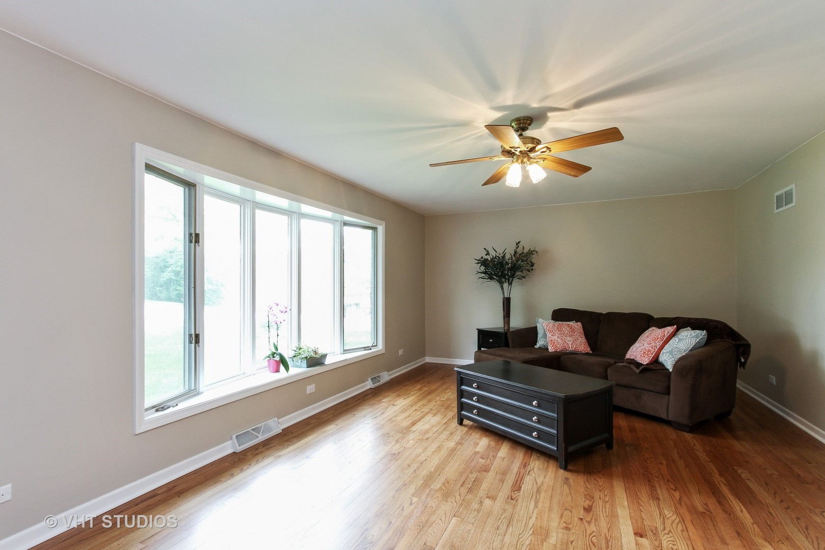 127 Hickory Road Oakwood Hills, IL 60013 - Photo 5 of 28 a living room with furniture and a large window