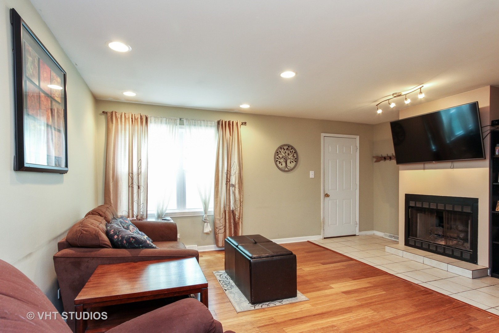 127 Hickory Road Oakwood Hills, IL 60013 - Photo 9 of 28 a living room with furniture and a flat screen tv