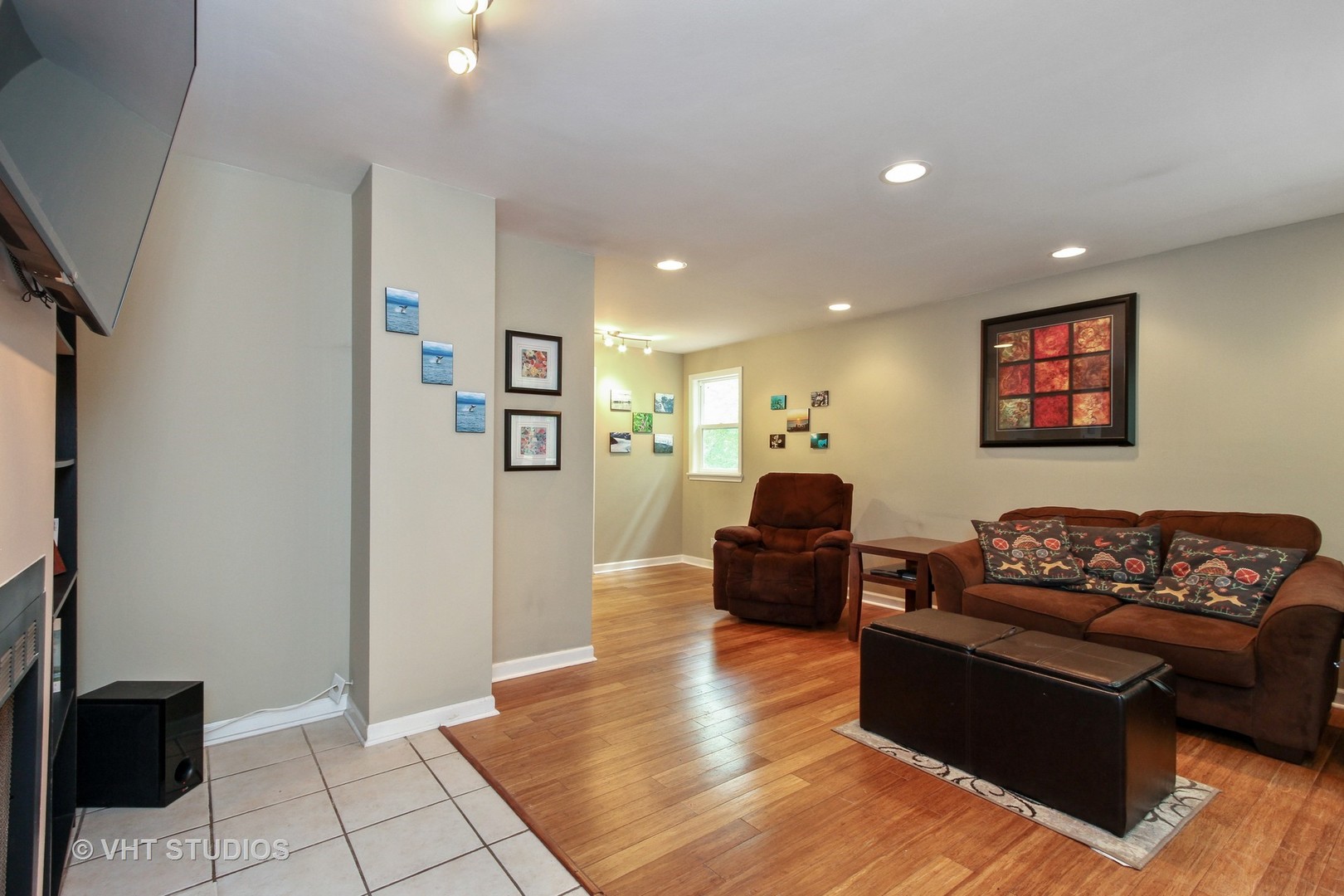 127 Hickory Road Oakwood Hills, IL 60013 - Photo 10 of 28 a living room with furniture