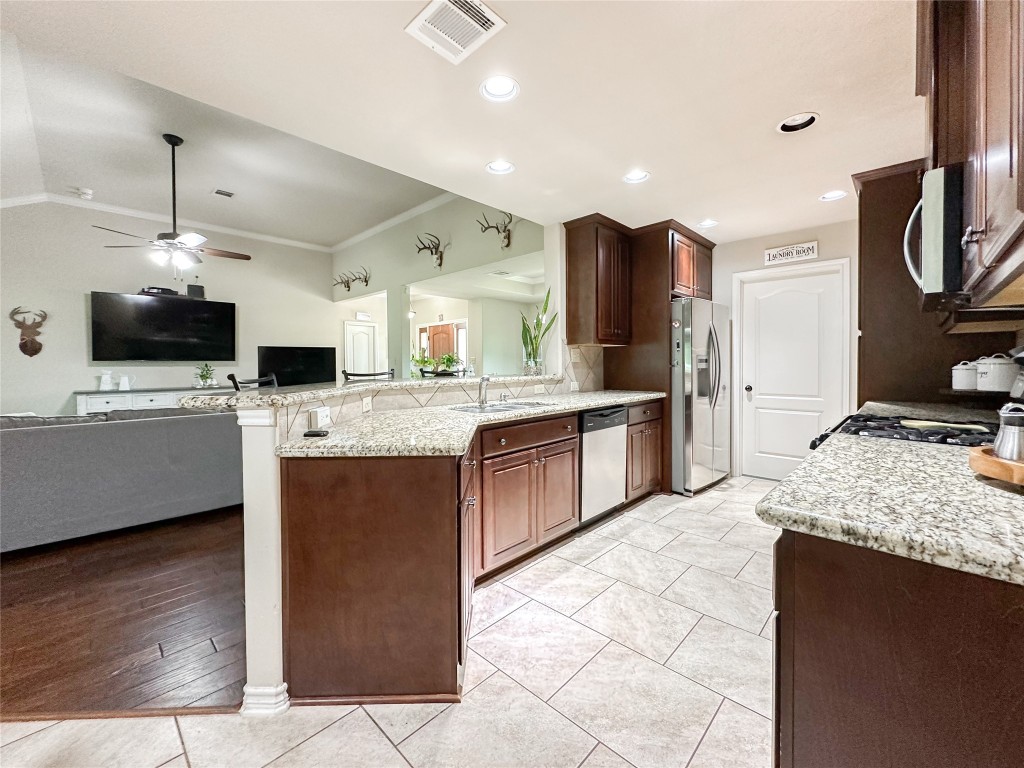 2818 Rustic Wood Lane Rosharon, TX 77583 - Photo 13 of 45